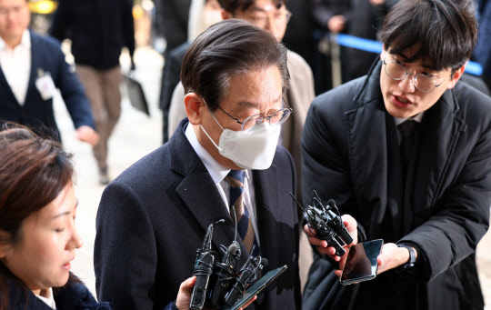 지난 대선 과정에서 허위 발언을 한 혐의로 재판에 넘겨진 더불어민주당 이재명 대표가 3일 오후 서초구 서울중앙지방법원에서 열린 공직선거법 위반 혐의 사건 오후 재판 출석을 위해 법정으로 향하고 있다. [연합뉴스]